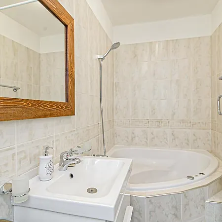 Апартаменты Cozy In The Heart Of Old Town *